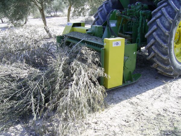 Máquina picadora de leña autoalimentada.